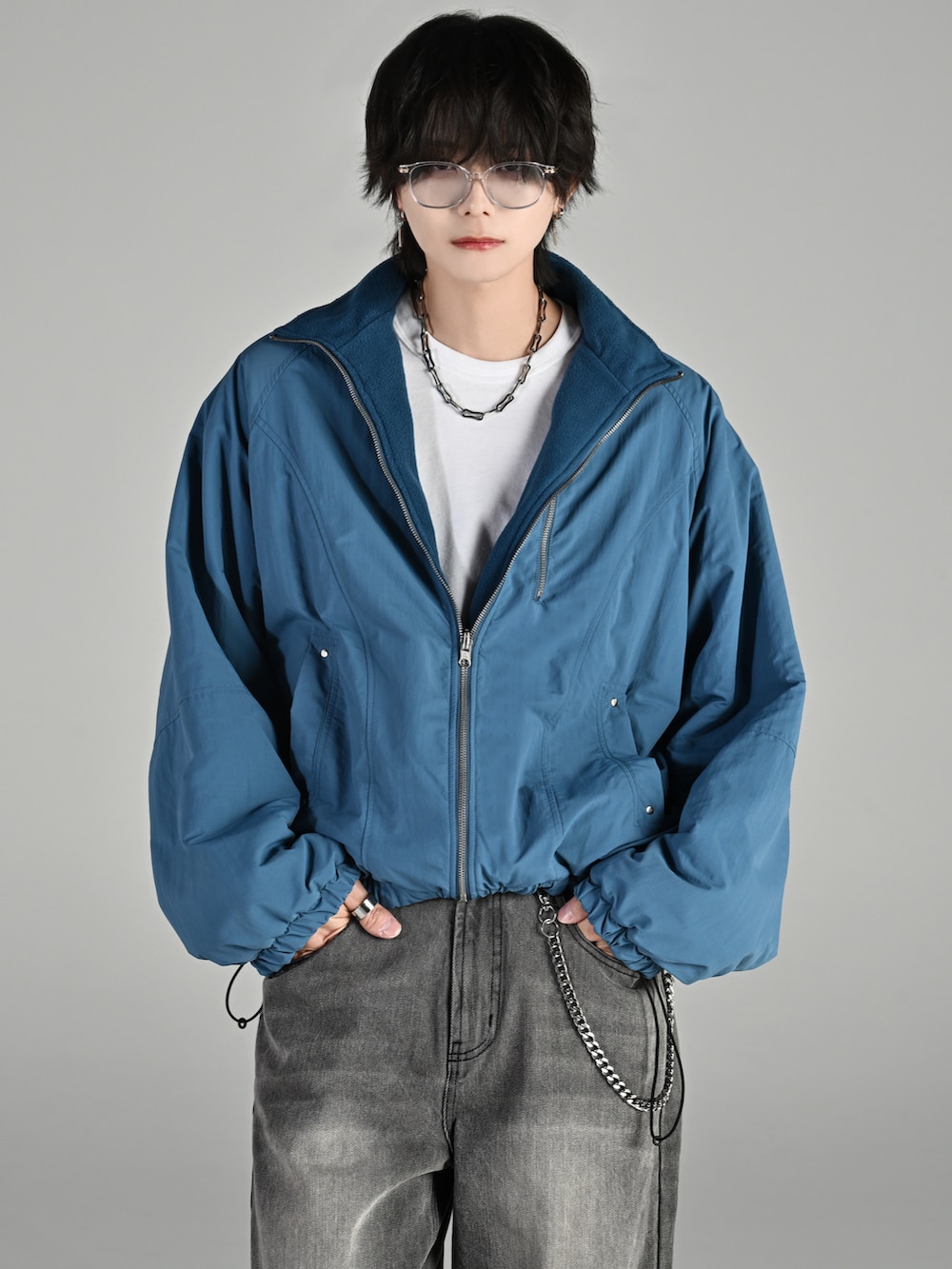 ブルー系のその他パンツ、ホワイト系のスニーカー、ブルー系のブルゾンを着用したメンズの秋コーディネートの3枚目の写真