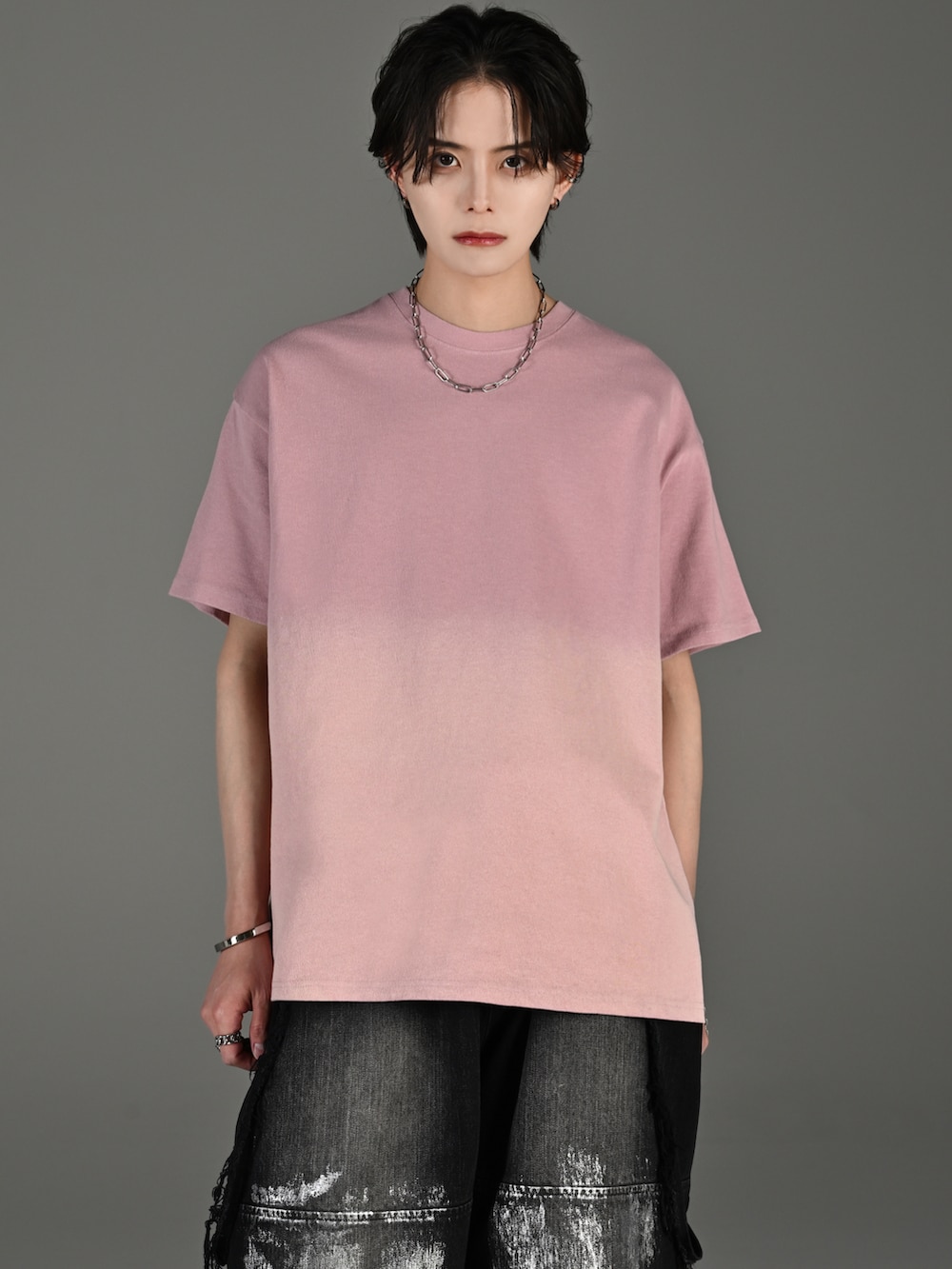 ブラック系のショルダーバッグ、ホワイト系のスニーカー、ピンク系のTシャツ/カットソーを着用したレディースの春コーディネートの2枚目の写真