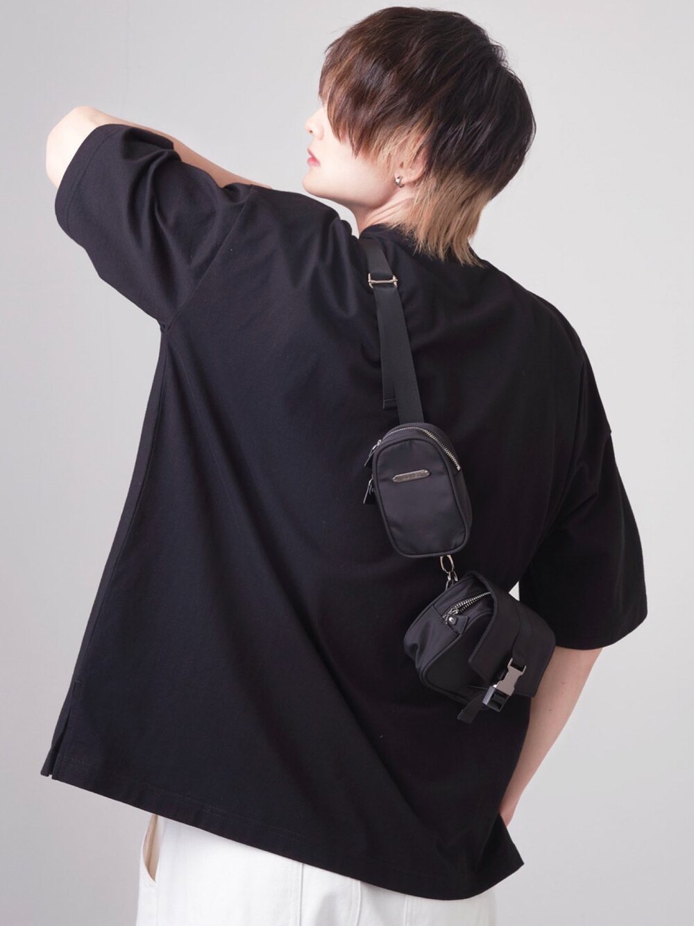 ホワイト系のデニムパンツ、ブラック系のスニーカー、ブラック系のTシャツ/カットソーを着用したメンズの春コーディネートの4枚目の写真