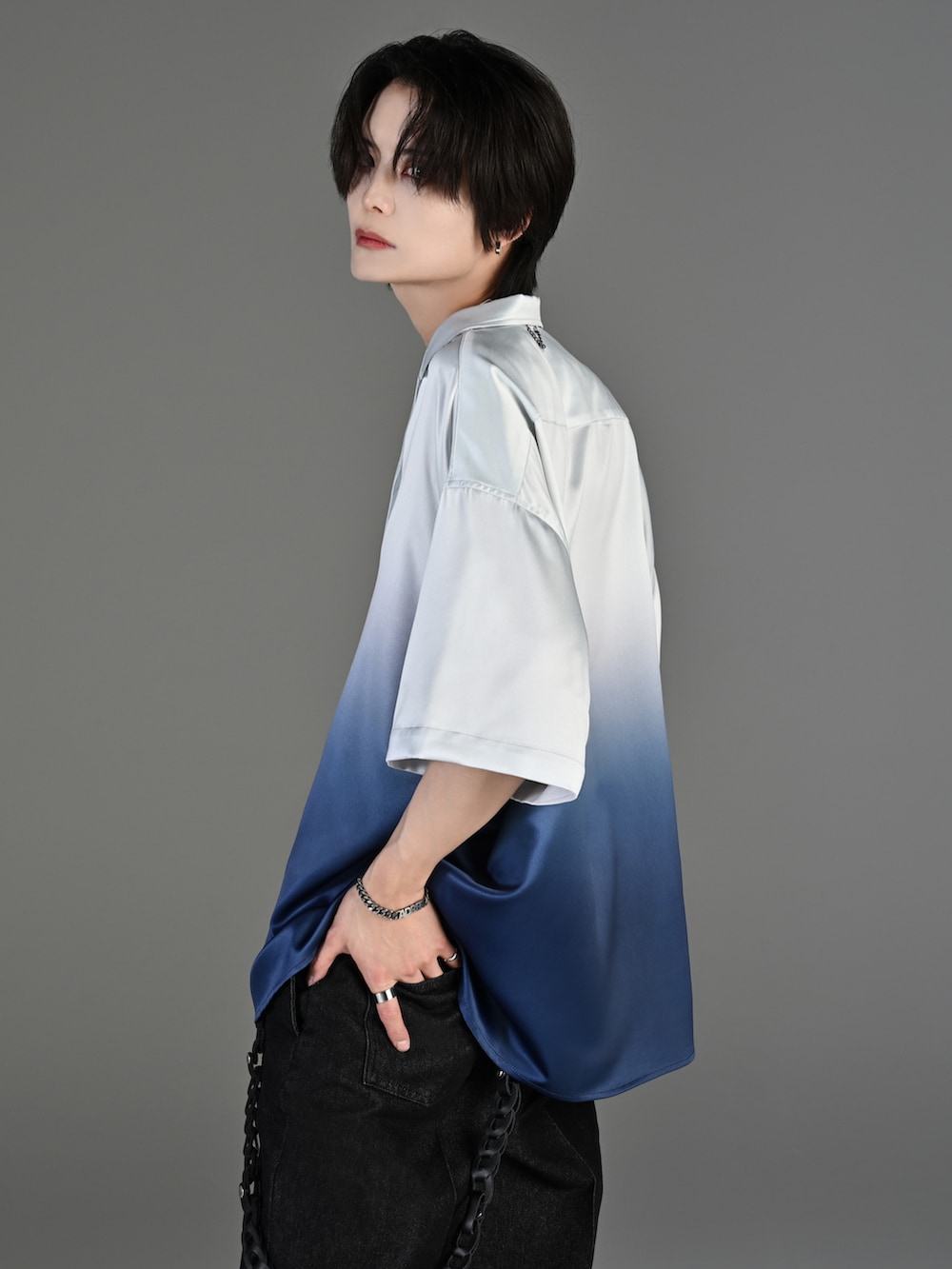 ブラック系のその他パンツ、ブラック系のブーツ、ブルー系のシャツ/ブラウスを着用したメンズの春コーディネートの4枚目の写真