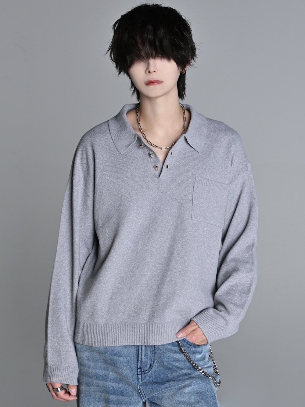 ブルー系のデニムパンツ、ブラック系のショルダーバッグ、ブラック系のブーツを着用したメンズの冬コーディネートの2枚目の写真