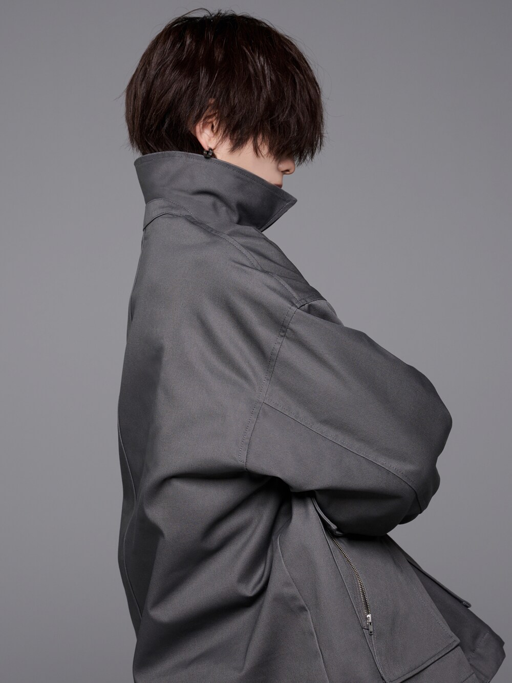 ブラック系のデニムパンツ、グレー系のブルゾン、グレー系のスウェットを着用したメンズの冬コーディネートの4枚目の写真