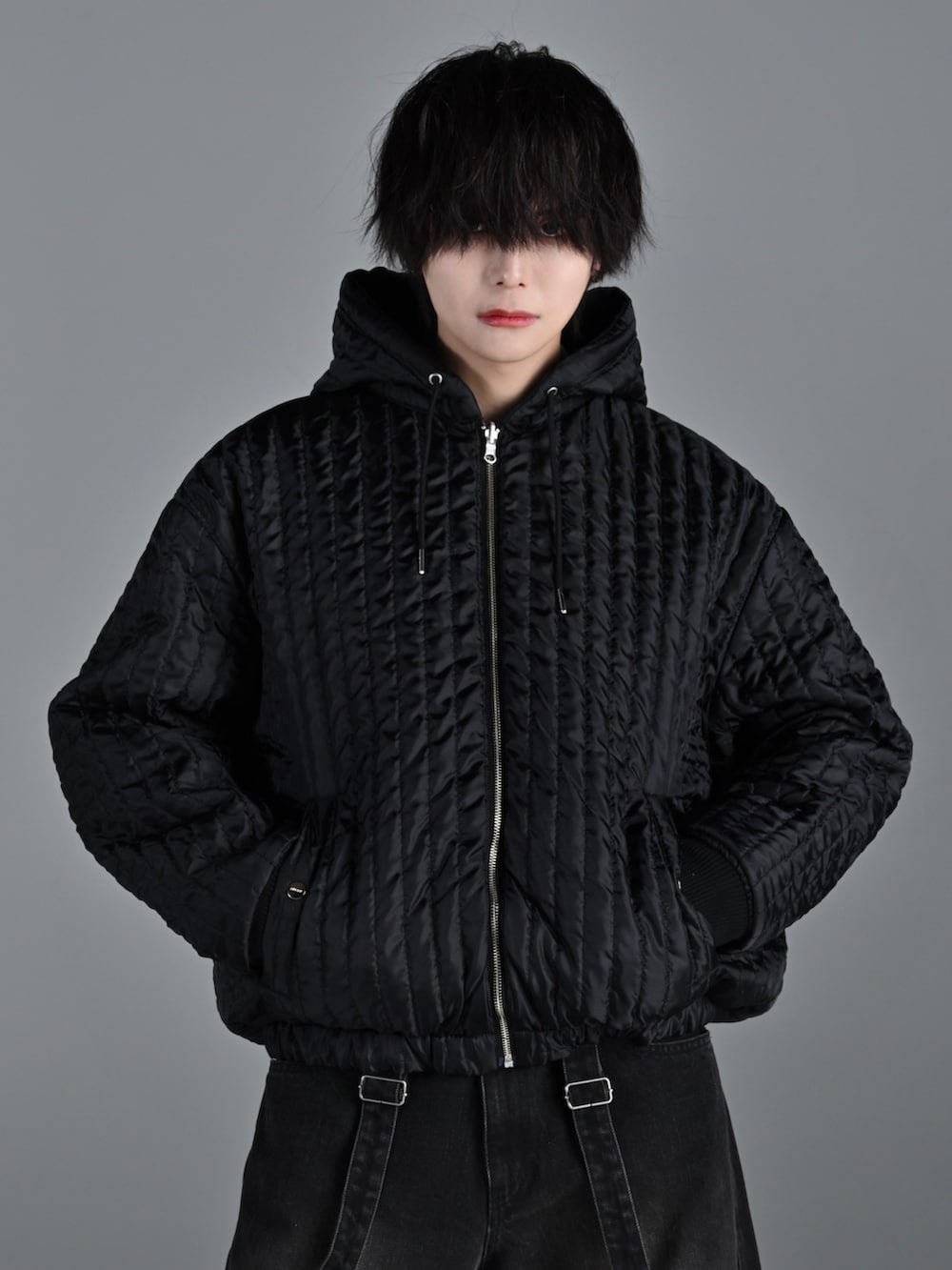 ホワイト系のスニーカー、ブラック系のブルゾン、グレー系のスウェットを着用したメンズの冬コーディネートの5枚目の写真