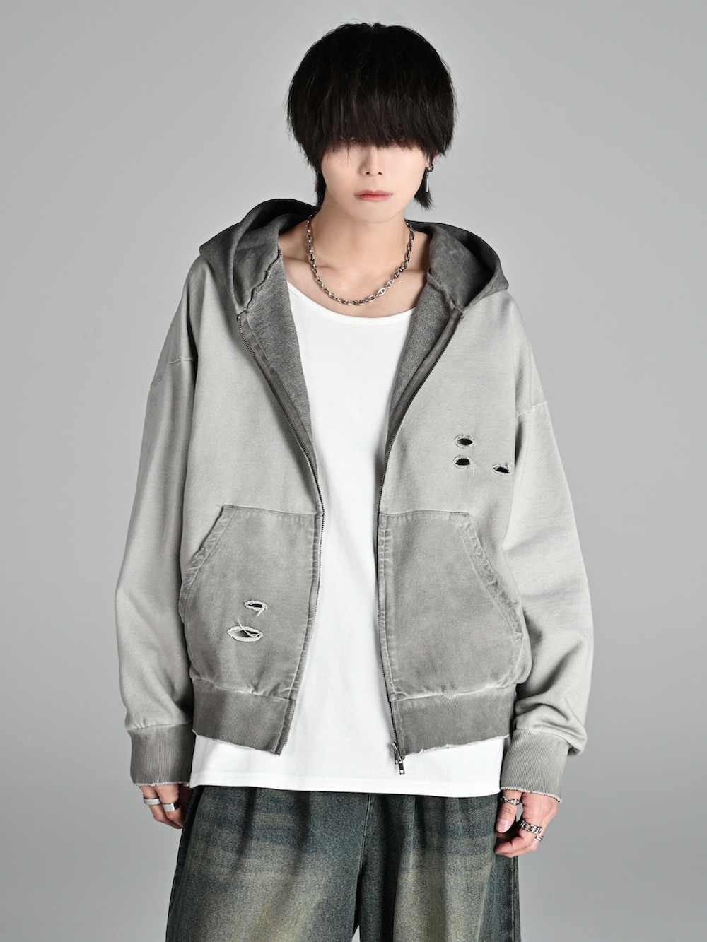 グレー系のタンクトップ、ブルー系のその他パンツ、ベージュ系のブーツを着用したメンズの夏コーディネートの4枚目の写真