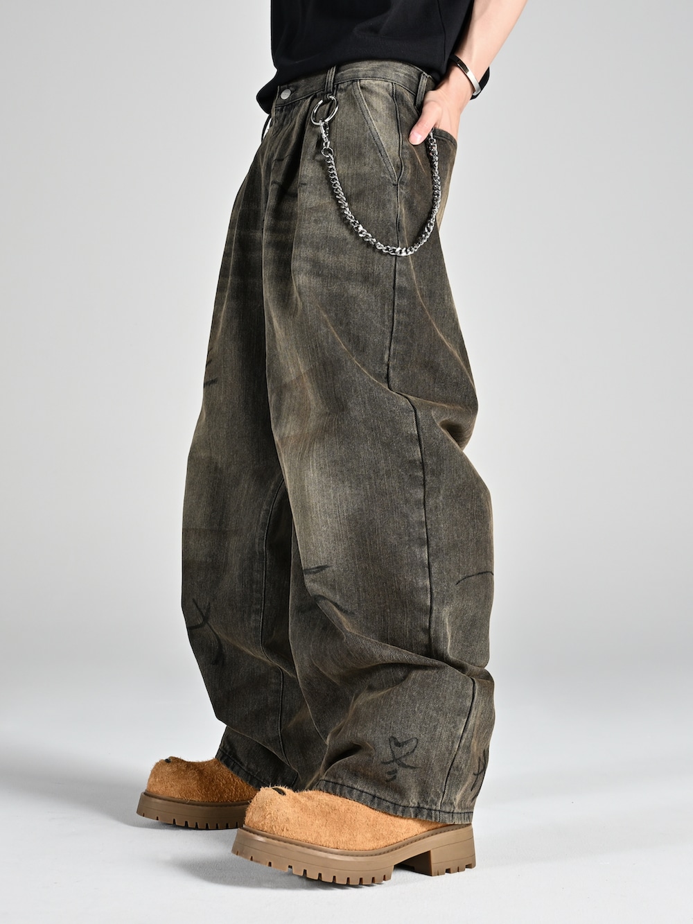 ベージュ系のブーツ、レッド系のタンクトップ、ホワイト系のシャツ/ブラウスを着用したメンズの夏コーディネートの2枚目の写真