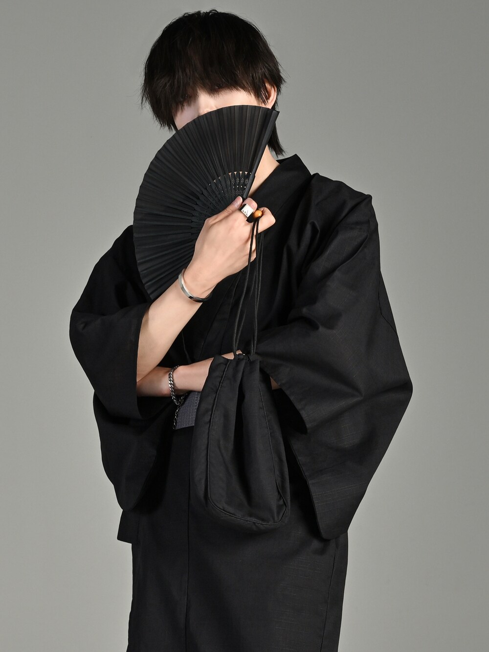 シルバー系のピアス（両耳用）、シルバー系のメガネ、シルバー系のバングル/リストバンドを着用したメンズの夏コーディネートの2枚目の写真