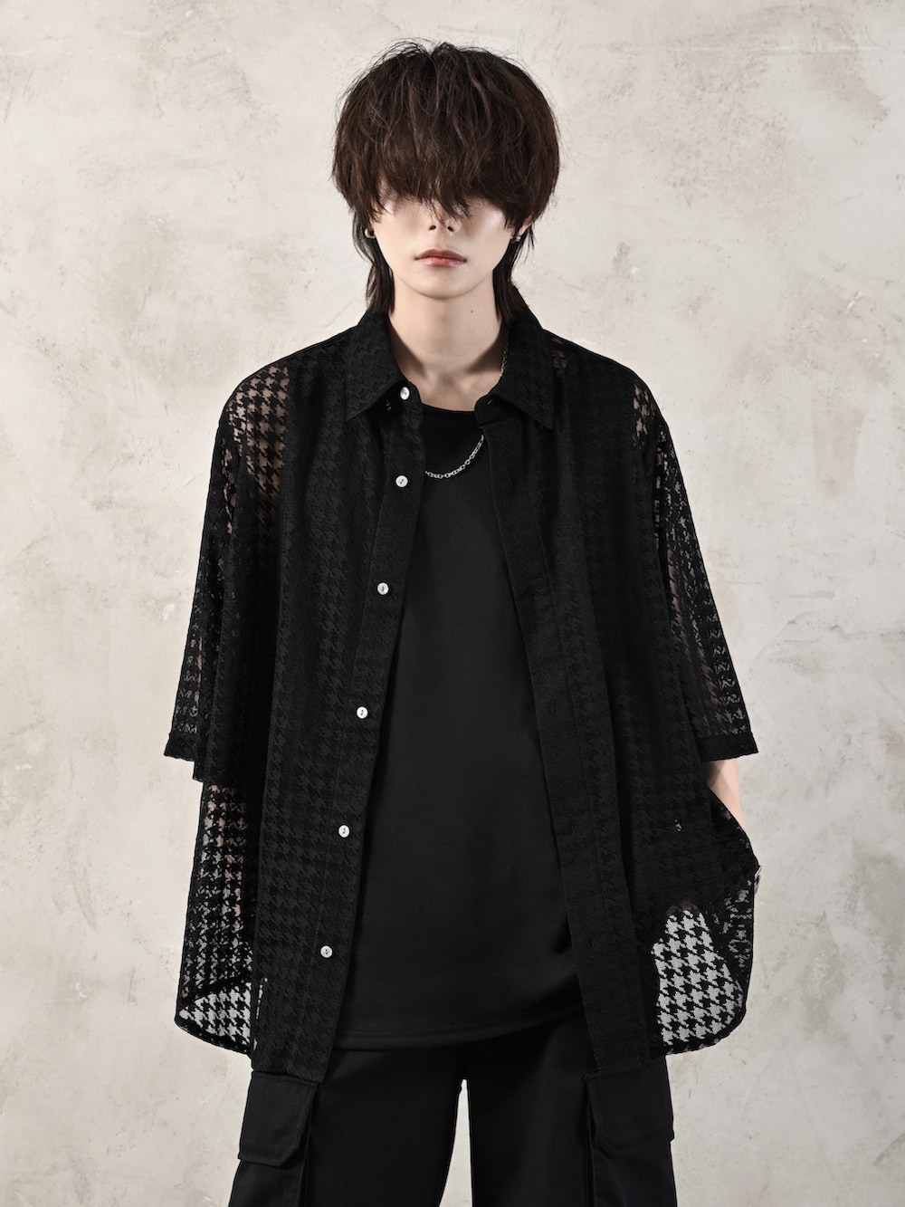 ブラック系のタンクトップ、ブラック系のブーツ、ブラック系のショルダーバッグを着用したメンズの春コーディネートの2枚目の写真