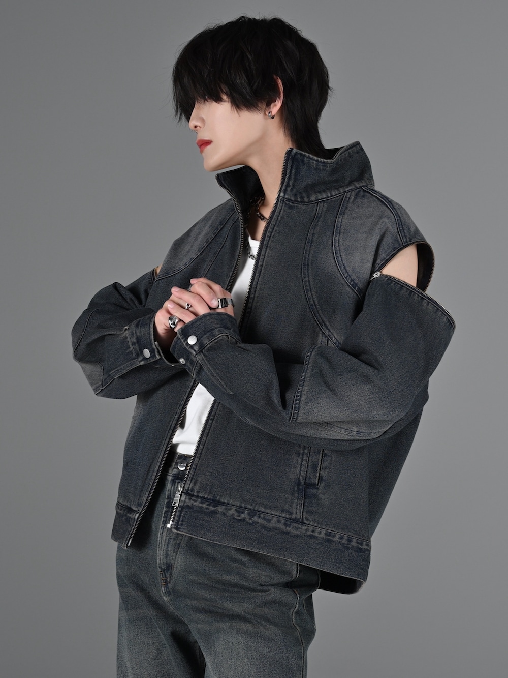 犬飼京 inukai keiさんの「3way mesh / cotton combination layered tank top（ADRER）」を使ったコーディネートの3枚目の写真