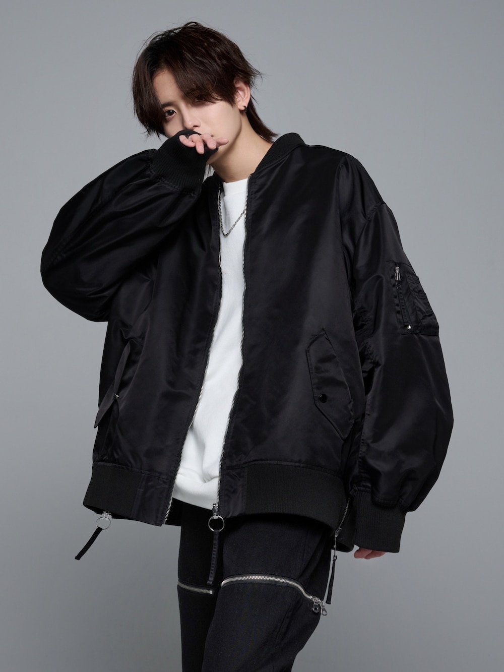 ブラック系のタンクトップ、ブラック系のMA-1、ブラック系のブーツを着用したメンズの冬コーディネートの3枚目の写真