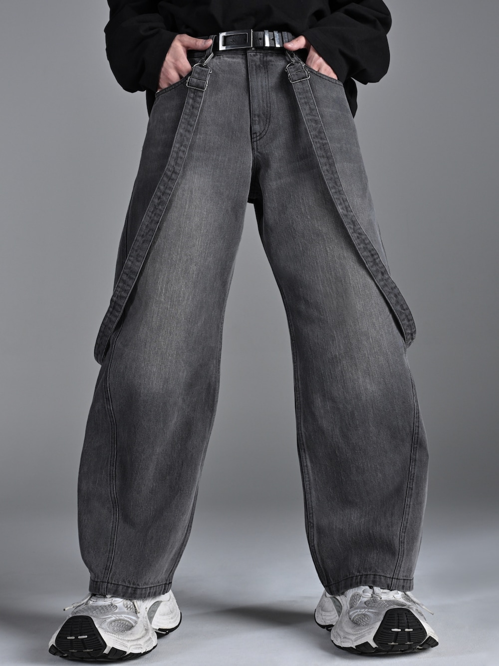 グレー系のスウェット、グレー系のデニムパンツ、ブラック系のスニーカーを着用したメンズの冬コーディネートの4枚目の写真