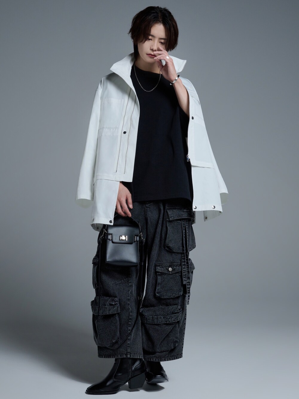 ブラック系のTシャツ/カットソー、ブラック系のカーゴパンツ、ブラック系のブーツを着用したメンズの春コーディネートの2枚目の写真