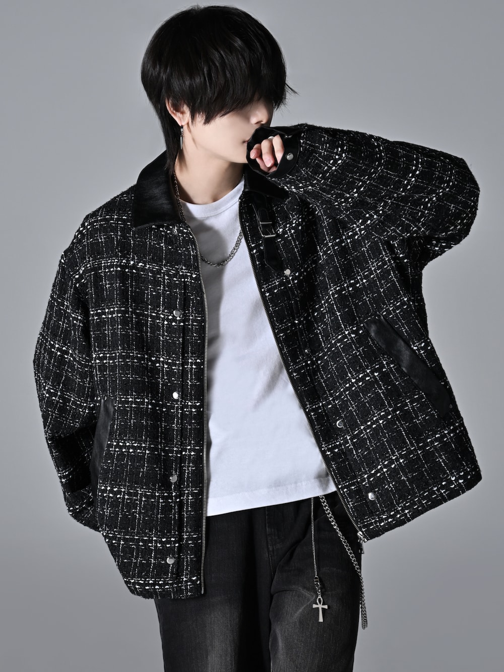 ブラック系のブルゾン、ブラック系のデニムパンツ、ブラック系のローファーを着用したメンズの秋コーディネートの3枚目の写真