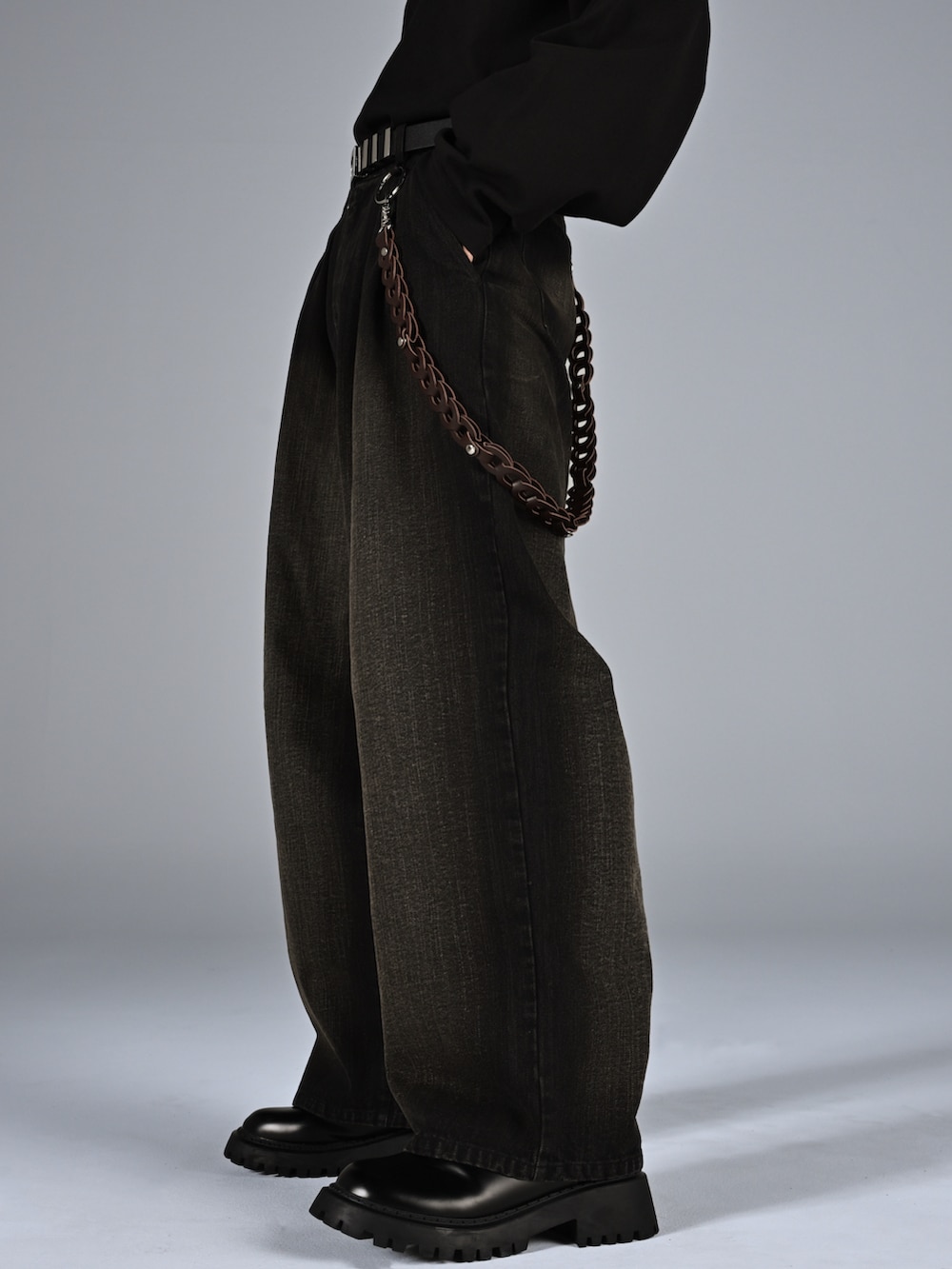 ホワイト系のスニーカー、ブラック系のその他パンツ、ブラウン系のブルゾンを着用したメンズの秋コーディネートの3枚目の写真