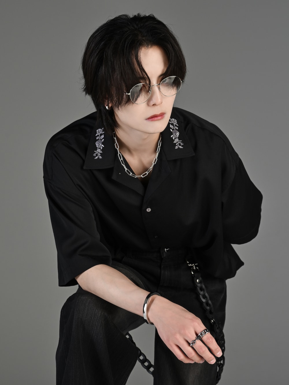 ブラック系のデニムパンツ、ブラック系のブーツ、ブラック系のシャツ/ブラウスを着用したメンズの春コーディネートの2枚目の写真