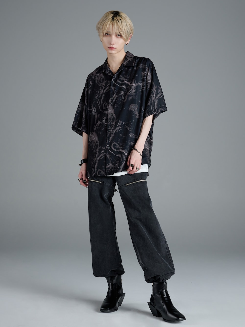 ブラック系のシャツ/ブラウス、ブラック系のスラックス、ブラック系のブーツを着用したメンズの春コーディネートの3枚目の写真