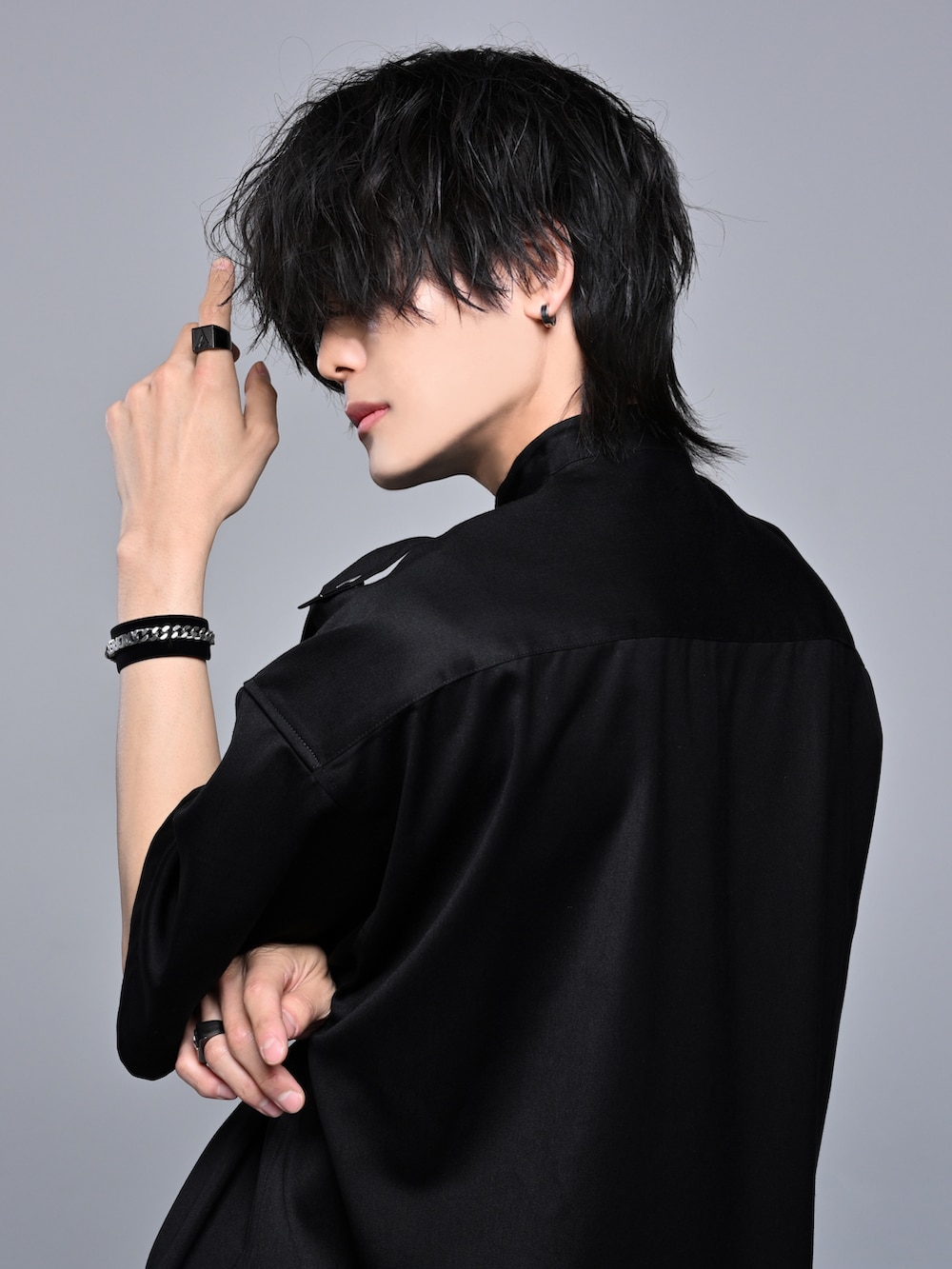 ブラック系のその他パンツ、ブラック系のブーツ、ブラック系のミリタリージャケットを着用したメンズの夏コーディネートの3枚目の写真