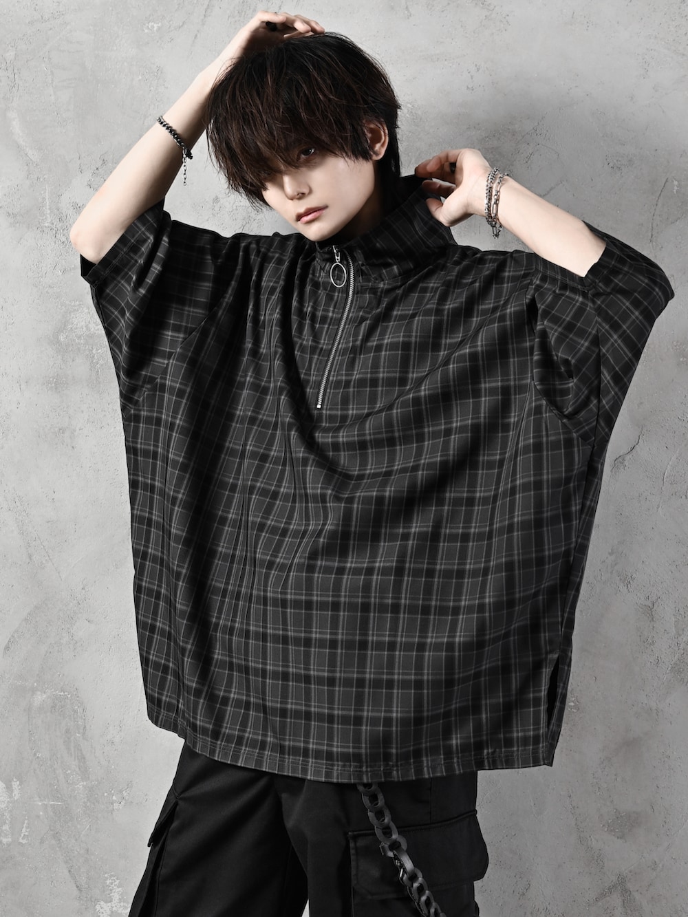 グレー系のシャツ/ブラウス、ブラック系のカーゴパンツ、ホワイト系のスニーカーを着用したメンズの夏コーディネートの2枚目の写真