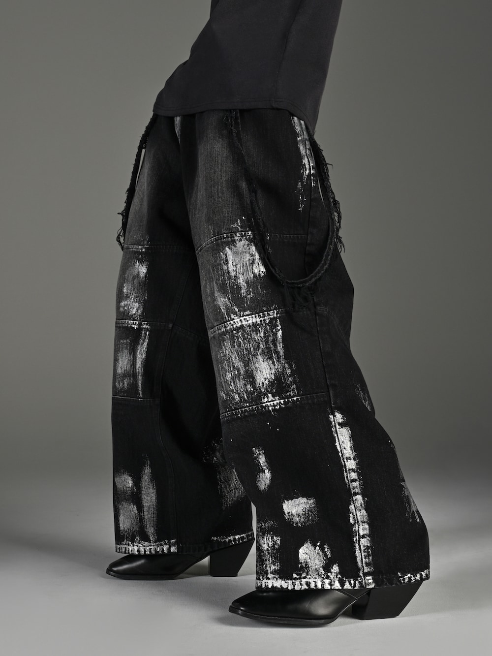 ブラック系のデニムパンツ、ホワイト系のスニーカー、グレー系のTシャツ/カットソーを着用したメンズの春コーディネートの3枚目の写真