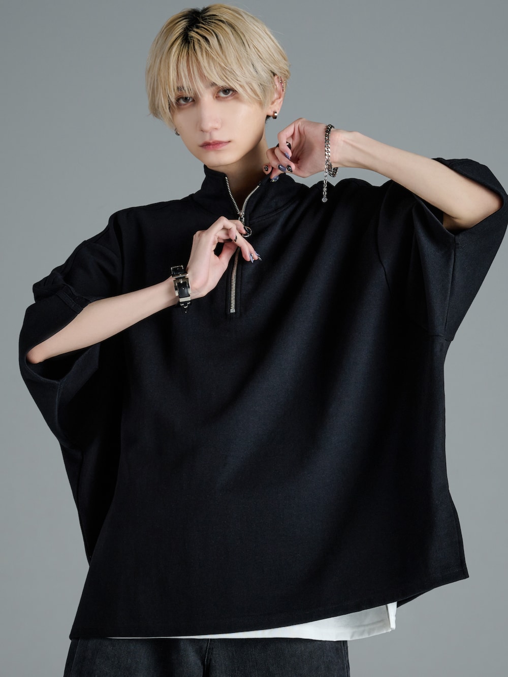 ブルー系のデニムパンツ、ブラック系のショルダーバッグ、ブラック系のTシャツ/カットソーを着用したメンズの春コーディネートの3枚目の写真