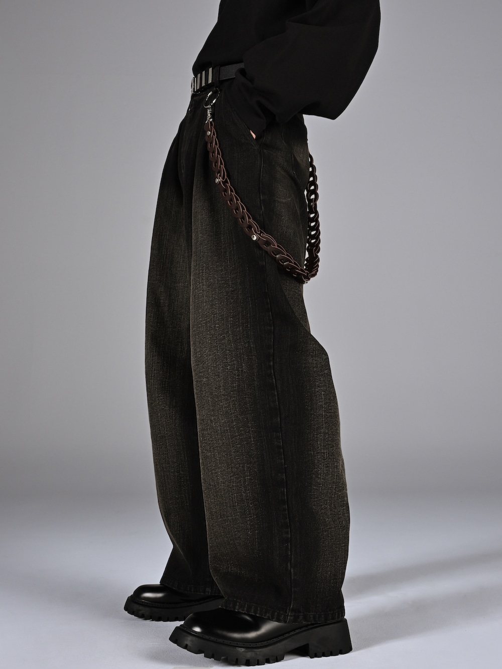 ホワイト系のタンクトップ、ブラック系のスニーカー、ブラック系のショルダーバッグを着用したメンズの冬コーディネートの3枚目の写真