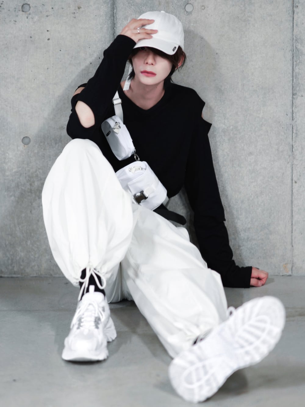 ホワイト系のカーゴパンツ、ホワイト系のショルダーバッグ、ブラック系のTシャツ/カットソーを着用したメンズの秋コーディネートの5枚目の写真