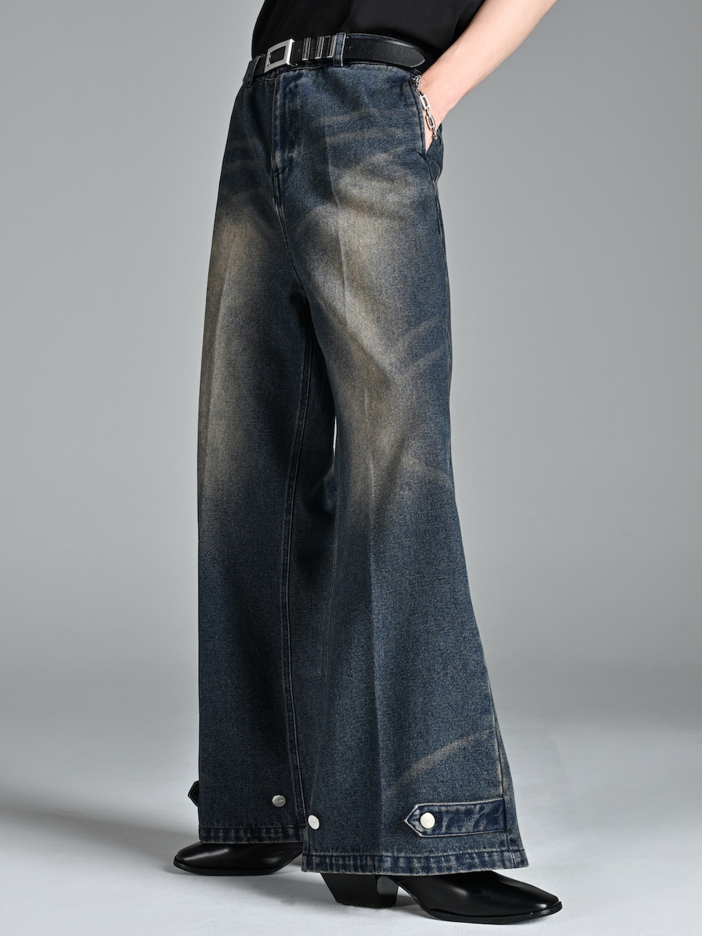 ブラック系のショルダーバッグ、ブルー系のデニムパンツ、グレー系のTシャツ/カットソーを着用したメンズの夏コーディネートの5枚目の写真