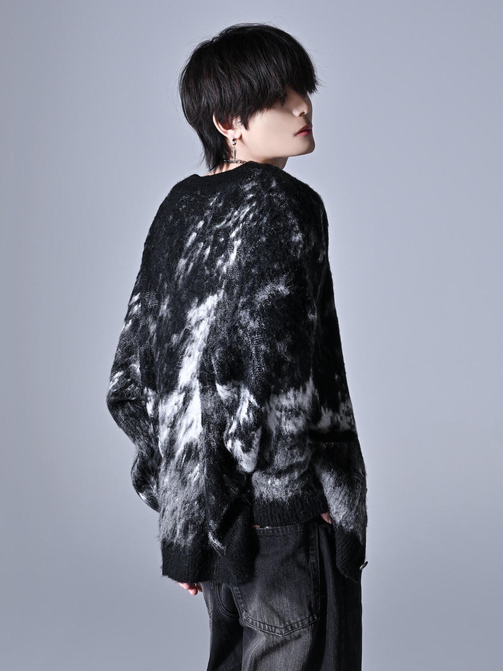 グレー系のタンクトップ、ブラック系のデニムパンツ、ブラック系のローファーを着用したメンズの秋コーディネートの3枚目の写真