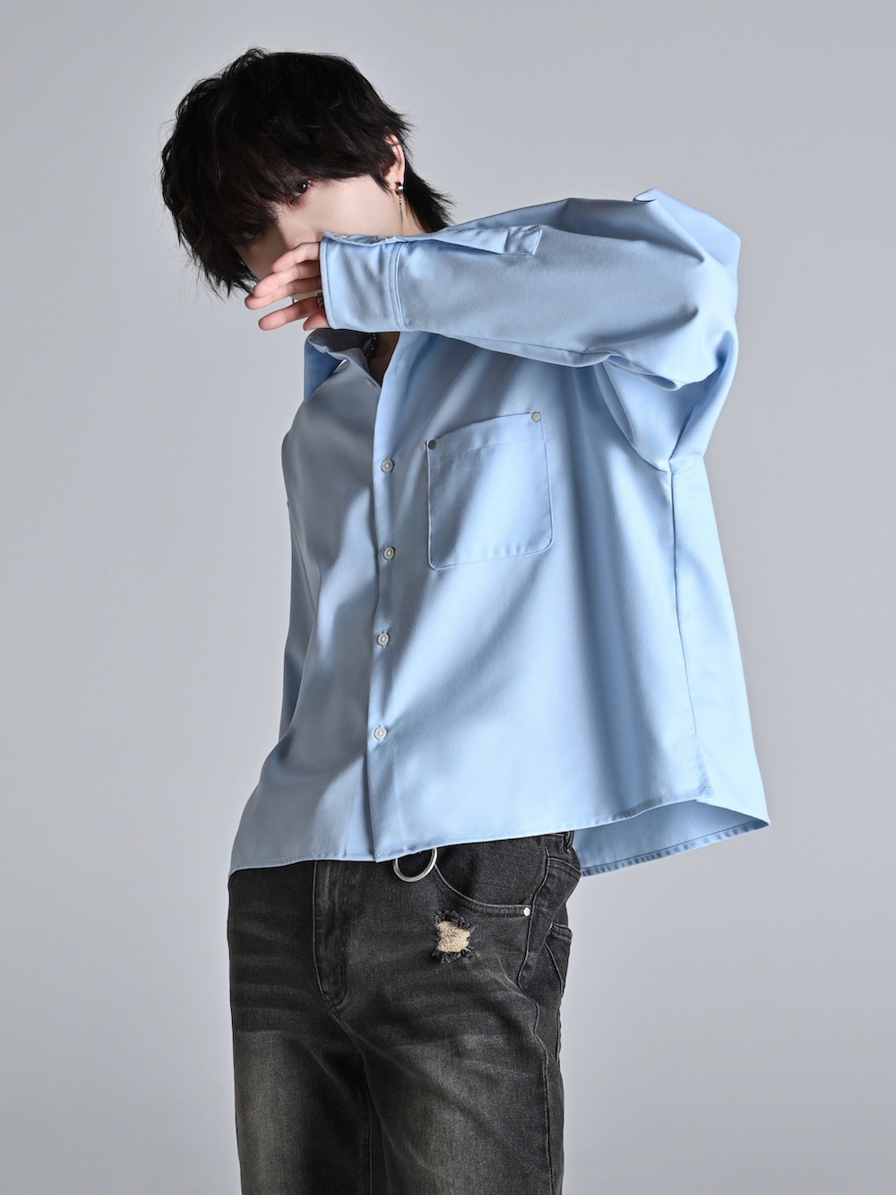 グレー系のタンクトップ、グレー系のカーゴパンツ、ブラック系のローファーを着用したメンズの冬コーディネートの2枚目の写真