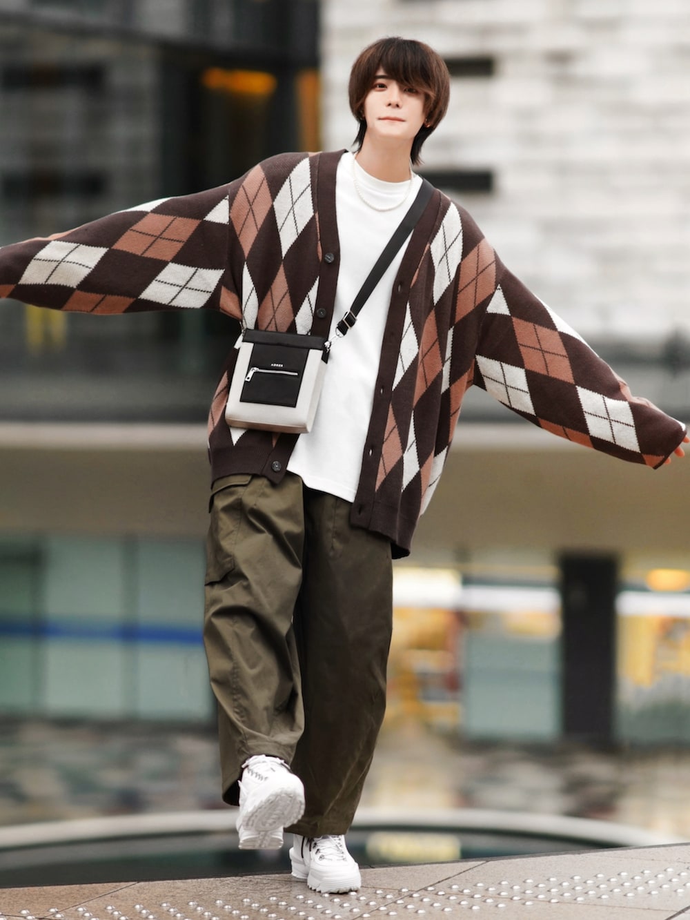 ブラック系のスニーカー、ブラック系のスタジャン、ブラック系のカーゴパンツを着用したメンズの冬コーディネートの4枚目の写真