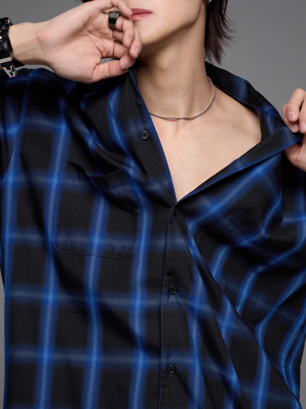 ホワイト系のタンクトップ、ブラック系のデニムパンツ、ブラック系のシャツ/ブラウスを着用したメンズの冬コーディネートの3枚目の写真