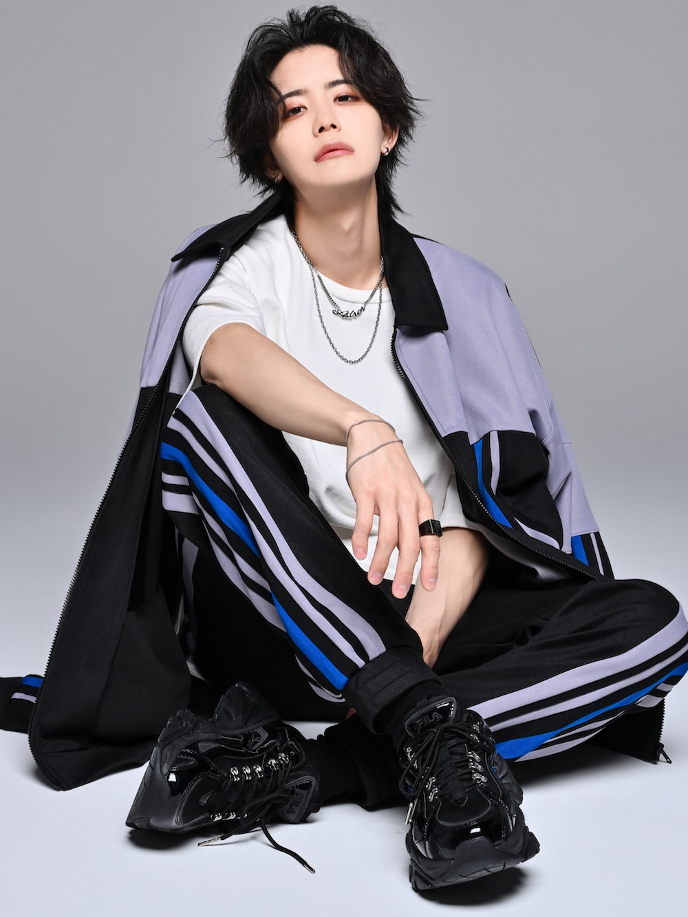「休日コーデ、adrer、トラックジャケット、ジャージ、デニム、デニムパンツ、春、春コーデ、ヒールブーツ、ブーツ、ワイドデニム、オーバーサイズ、ビッグシルエット、スポーツミックス、春アウター」|「ADRERの【ADRER】LINE SLEEVE TRACK JACKET/ラインスリーブトラックジャケット(ブルゾン、グレー系)」を使った、犬飼京 inukai keiさん(メンズ・183cm)の春コーディネートの4枚目の写真