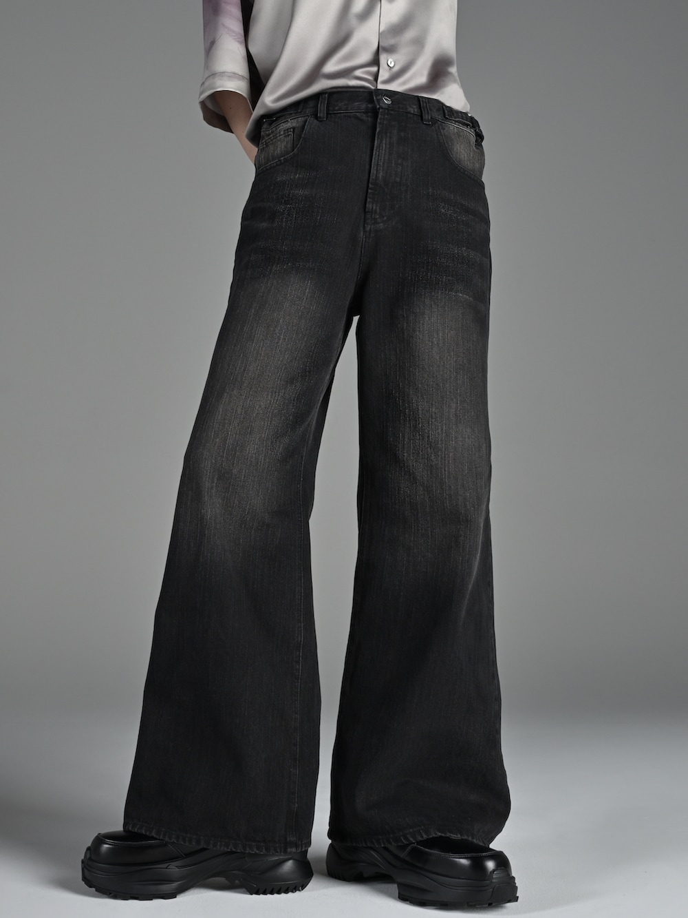 ホワイト系のシャツ/ブラウス、ブルー系のタンクトップ、ブラック系のデニムパンツを着用したメンズの夏コーディネートの3枚目の写真