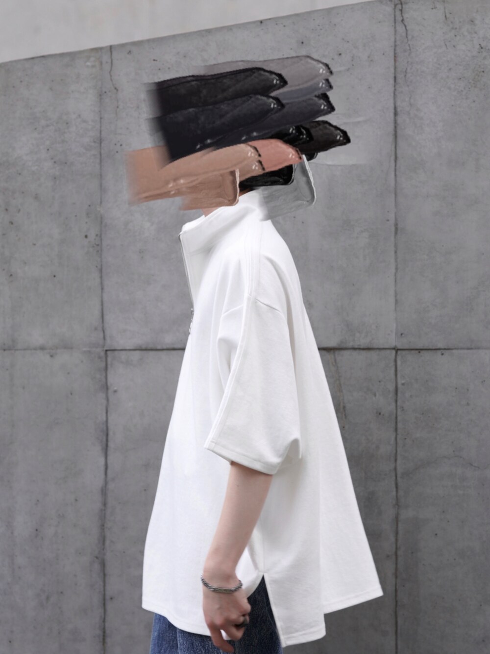 ブラック系のショルダーバッグ、ブルー系のデニムパンツ、ブラック系のブーツを着用したメンズの春コーディネートの3枚目の写真