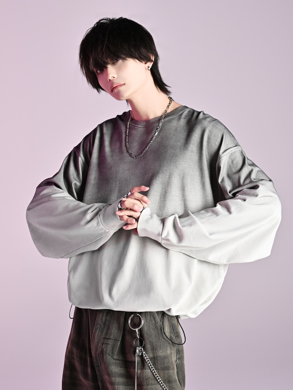 ホワイト系のTシャツ/カットソー、ブルー系のデニムパンツ、ベージュ系のブーツを着用したメンズの冬コーディネートの2枚目の写真