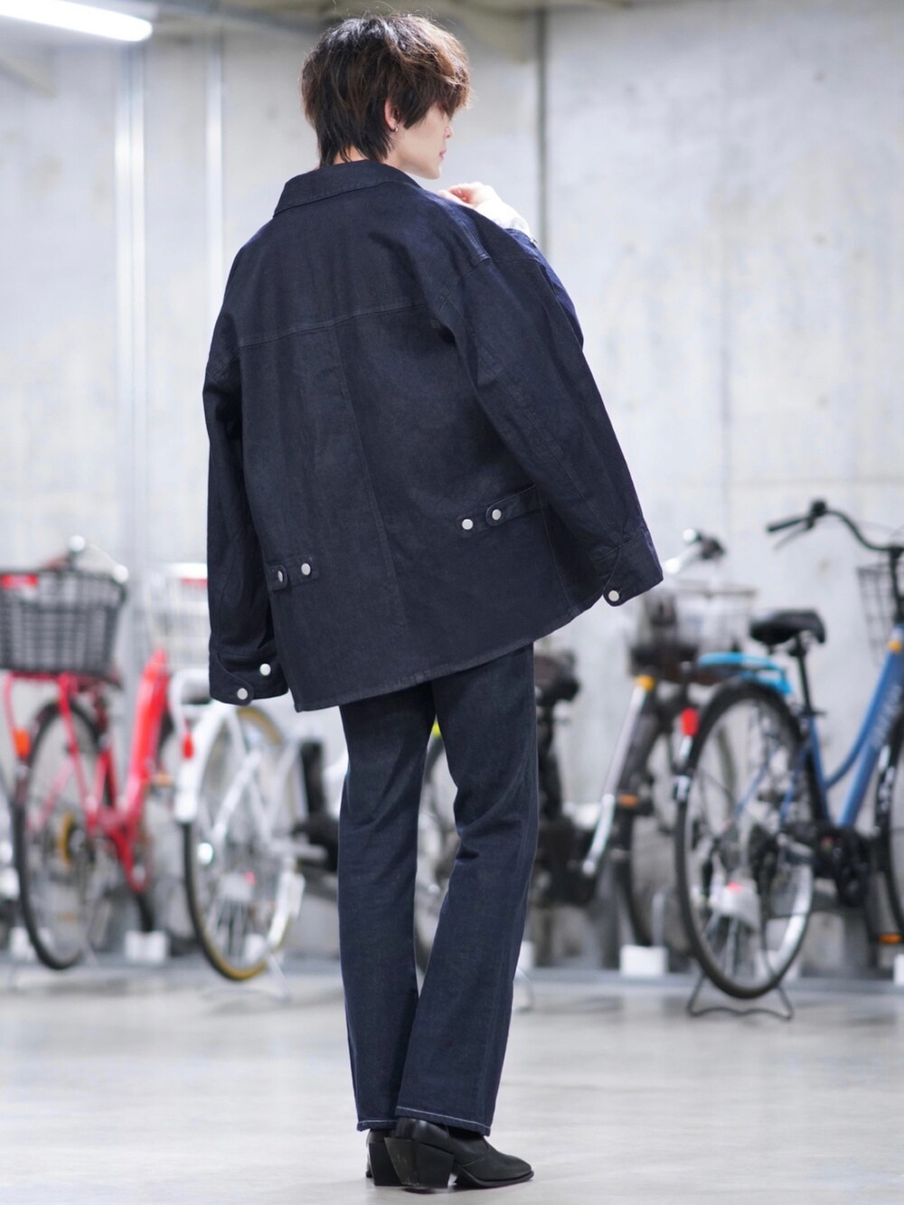 ホワイト系のシャツ/ブラウス、ブルー系のデニムパンツ、ブラック系のブーツを着用したメンズの秋コーディネートの2枚目の写真