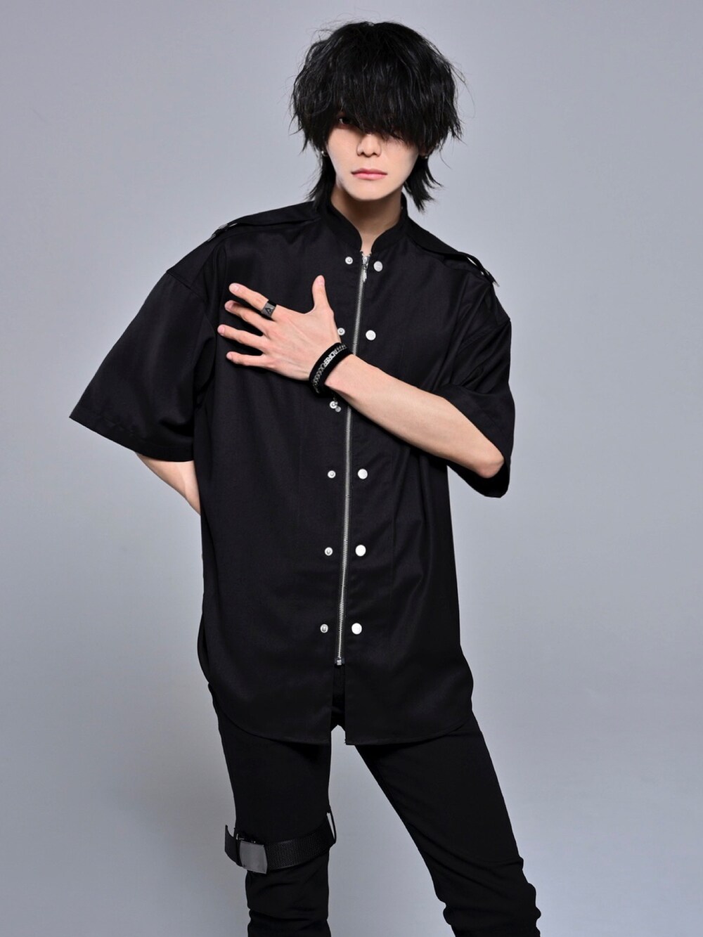 ブラック系のデニムパンツ、ブラック系のブーツ、ブラック系のミリタリージャケットを着用したメンズの夏コーディネートの5枚目の写真