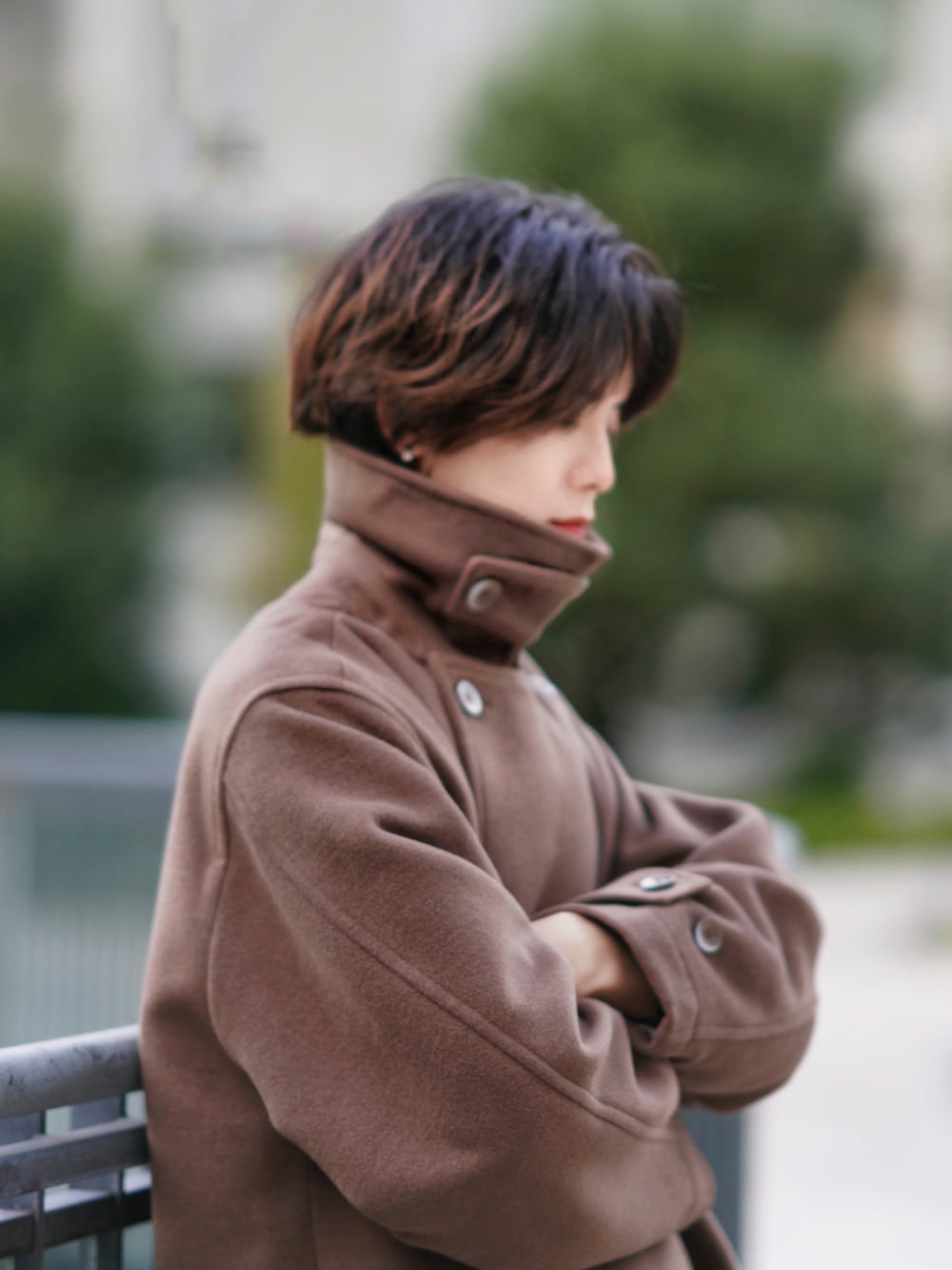 ブラック系のニット/セーター、ブラック系のデニムパンツ、ブラック系のブーツを着用したメンズの秋コーディネートの5枚目の写真