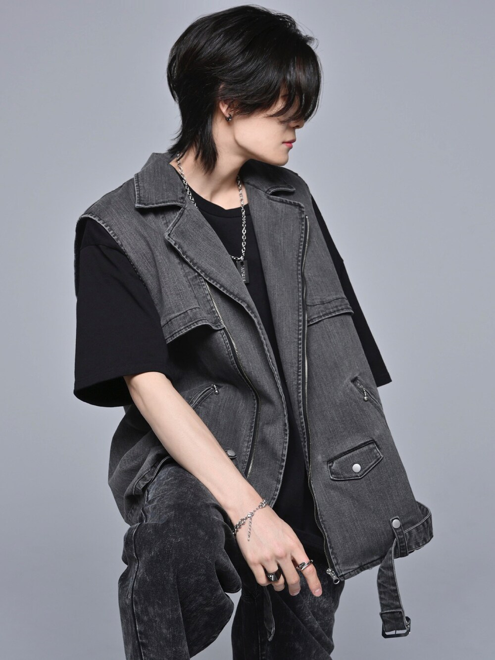 ブラック系のデニムパンツ、ブラック系のスニーカー、ブラック系のTシャツ/カットソーを着用したメンズの春コーディネートの5枚目の写真
