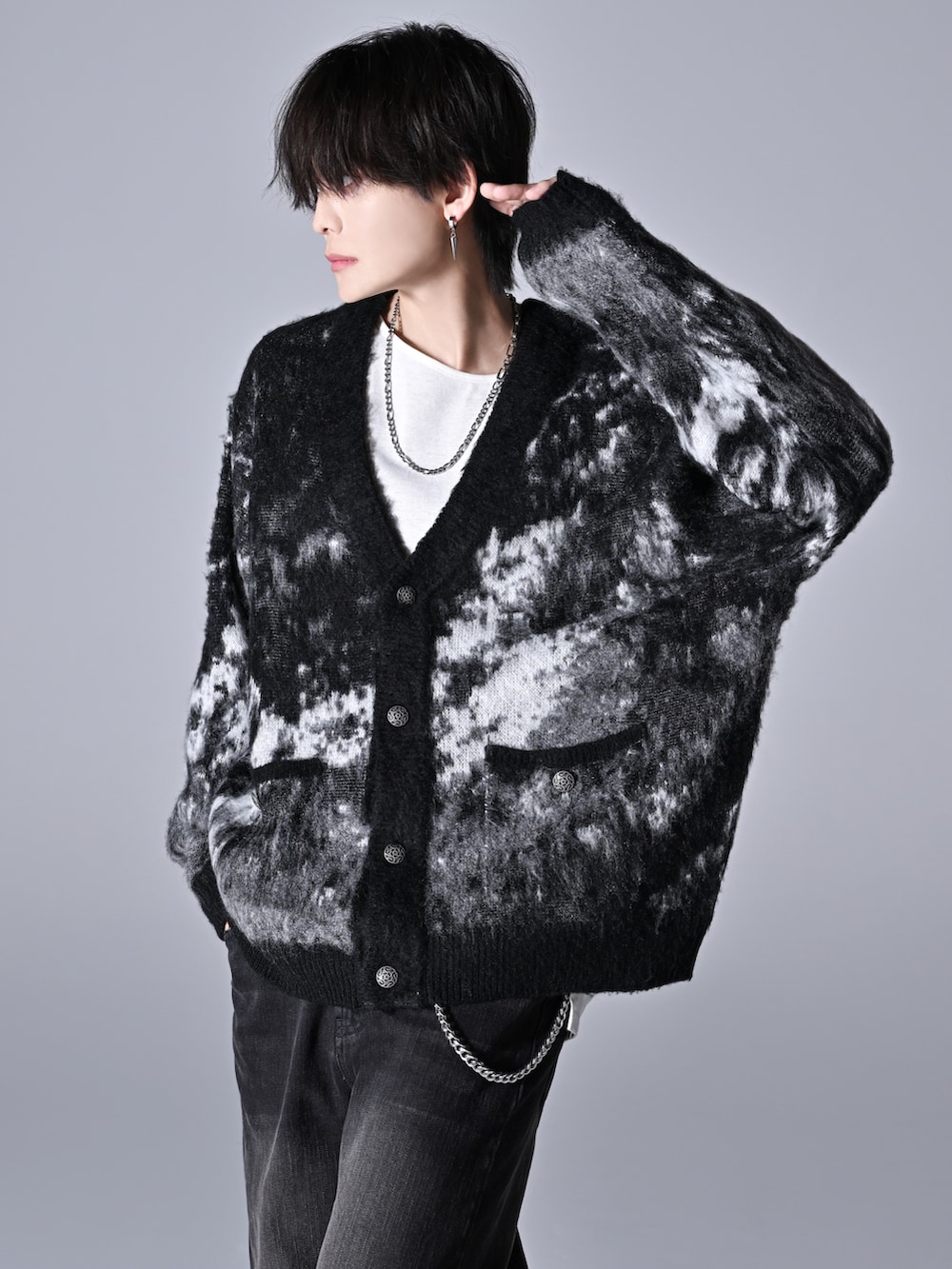 グレー系のタンクトップ、ブラック系のデニムパンツ、ブラック系のローファーを着用したメンズの秋コーディネートの5枚目の写真