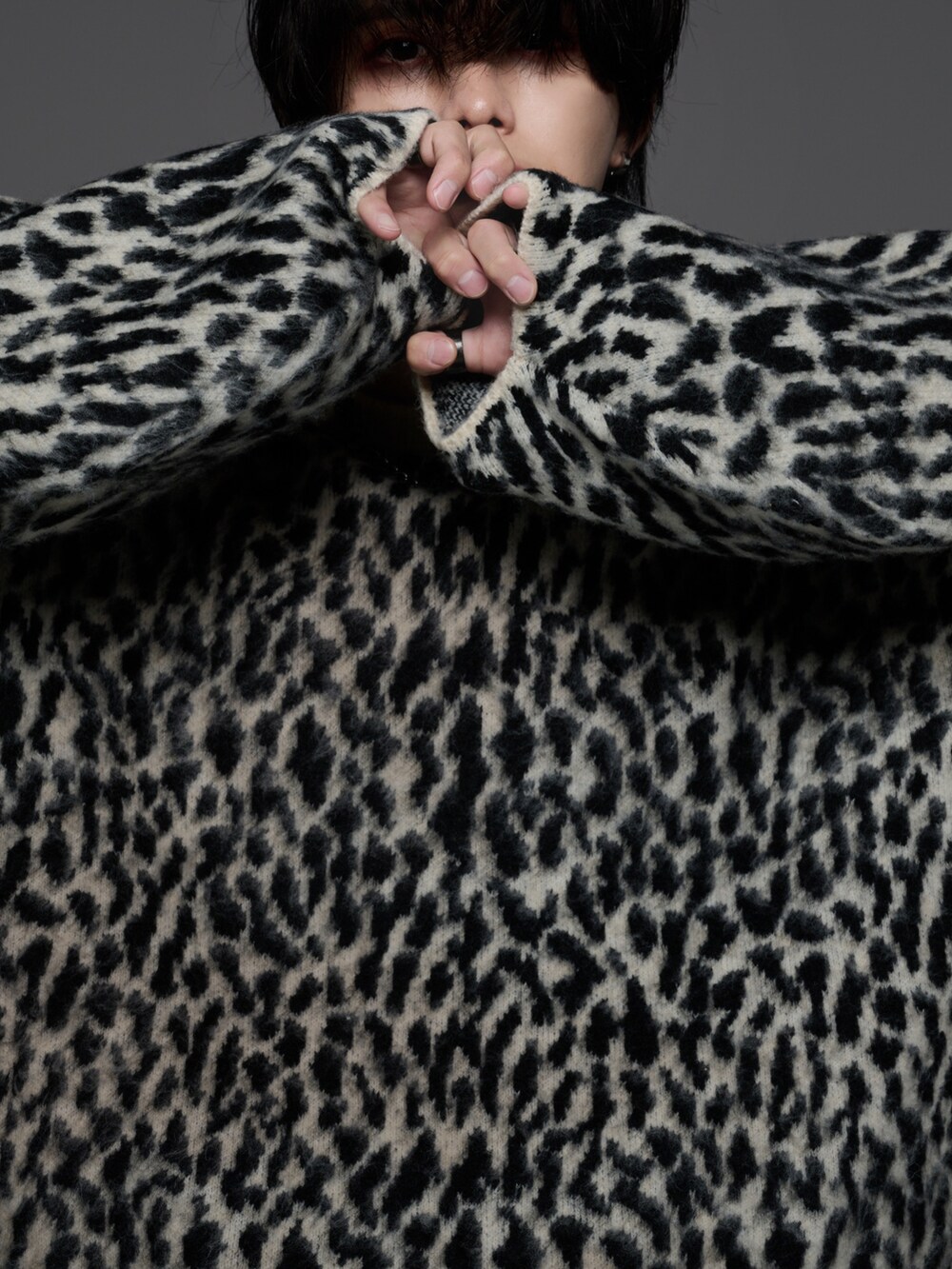 ブラック系のブーツ、その他のニット/セーター、グレー系のデニムパンツを着用したメンズの冬コーディネートの2枚目の写真