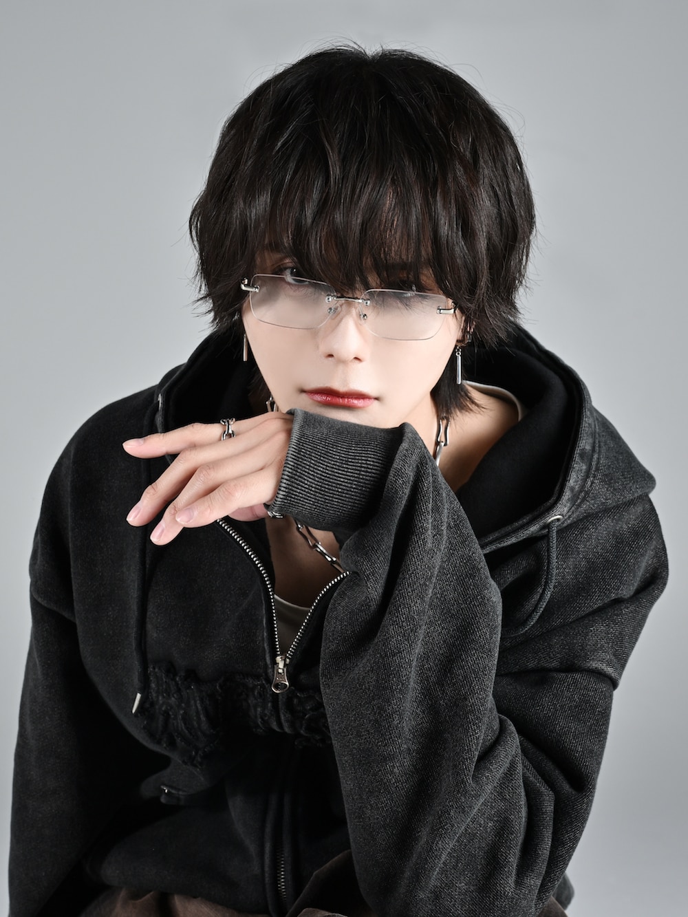 ブラック系のパーカー、グレー系のタンクトップ、ブラック系のスニーカーを着用したメンズの秋コーディネートの3枚目の写真