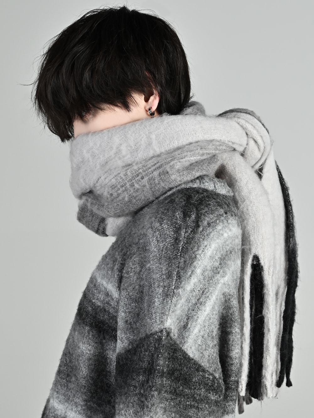 ホワイト系のニット/セーター、ブルー系のその他アウター、その他のおもちゃを着用したメンズの秋コーディネートの5枚目の写真