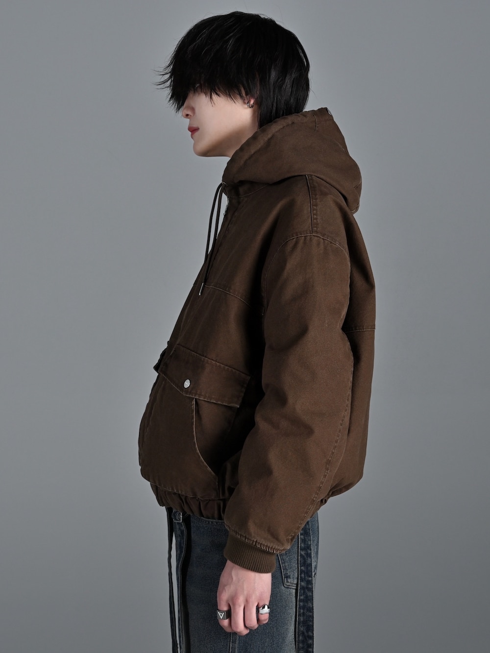 ブラウン系のブルゾン、グレー系のスウェット、ブルー系のデニムパンツを着用したメンズの冬コーディネートの2枚目の写真