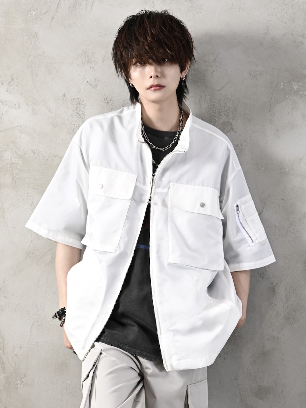 ブラック系のTシャツ/カットソー、ホワイト系のシャツ/ブラウス、ブラック系のサンダルを着用したメンズの夏コーディネートの4枚目の写真