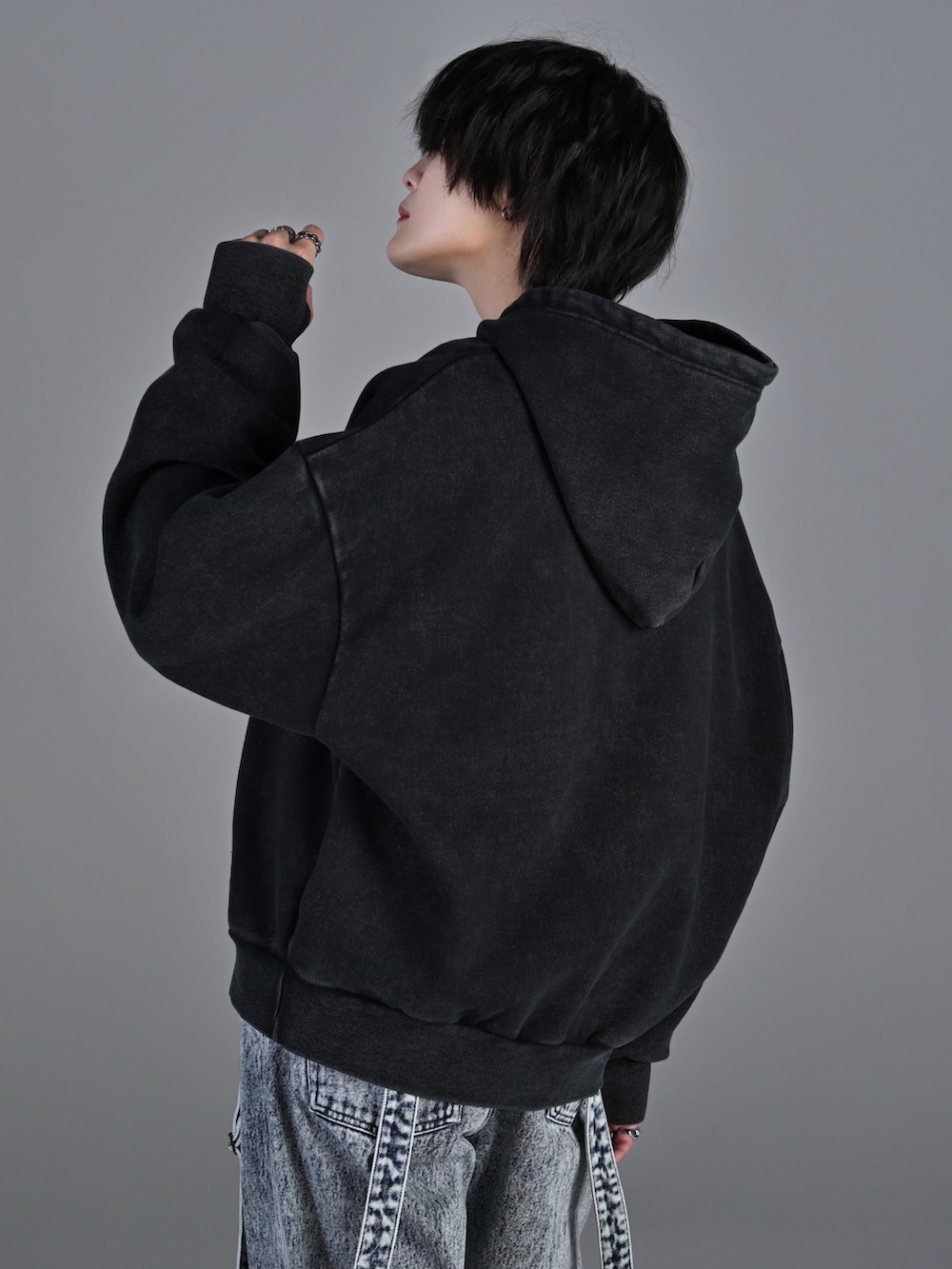 ブラック系のスニーカー、ブラック系のショルダーバッグ、ブラック系のパーカーを着用したメンズの冬コーディネートの5枚目の写真