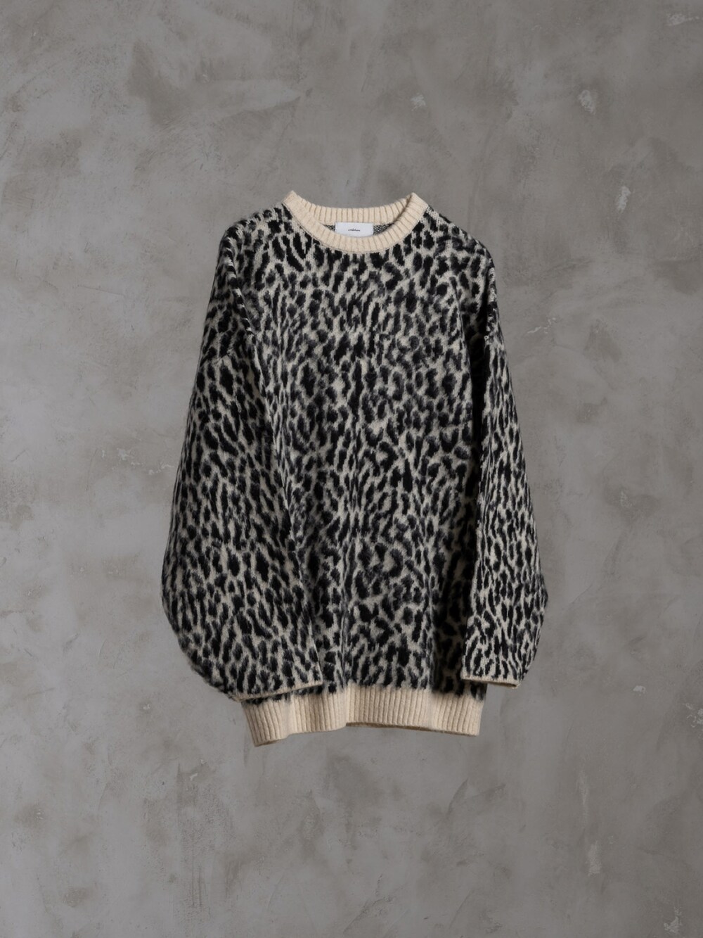 ブラック系のブーツ、その他のニット/セーター、グレー系のデニムパンツを着用したメンズの冬コーディネートの5枚目の写真