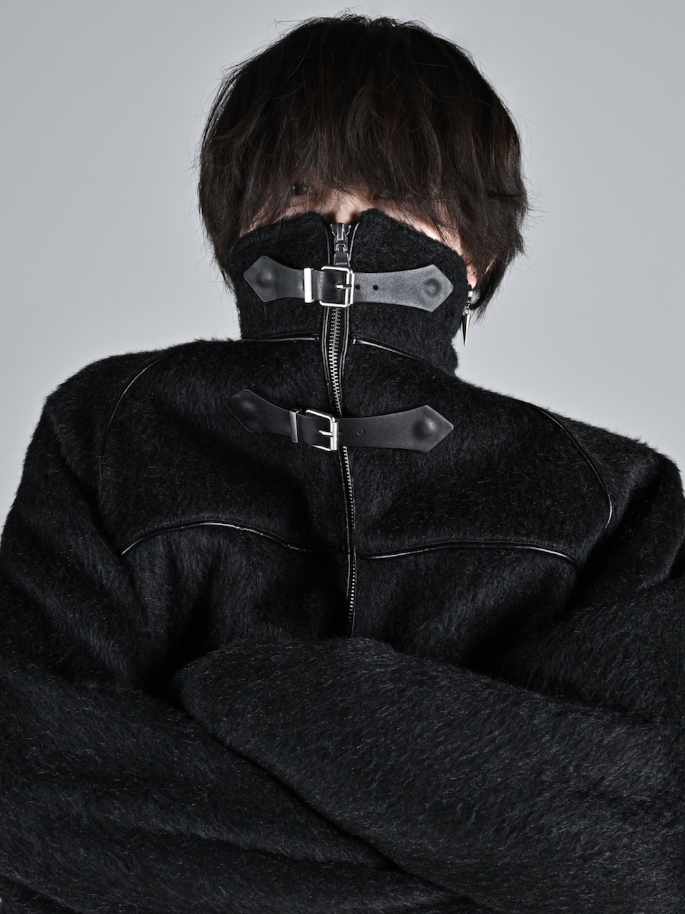 ブラック系のカーゴパンツ、ブラック系のブーツ、ブラック系のブルゾンを着用したメンズの秋コーディネートの2枚目の写真