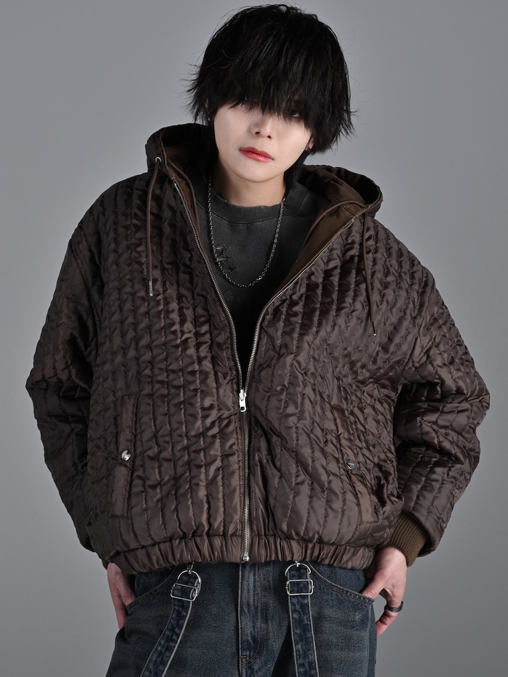 ブラウン系のブルゾン、グレー系のスウェット、ブルー系のデニムパンツを着用したメンズの冬コーディネートの4枚目の写真