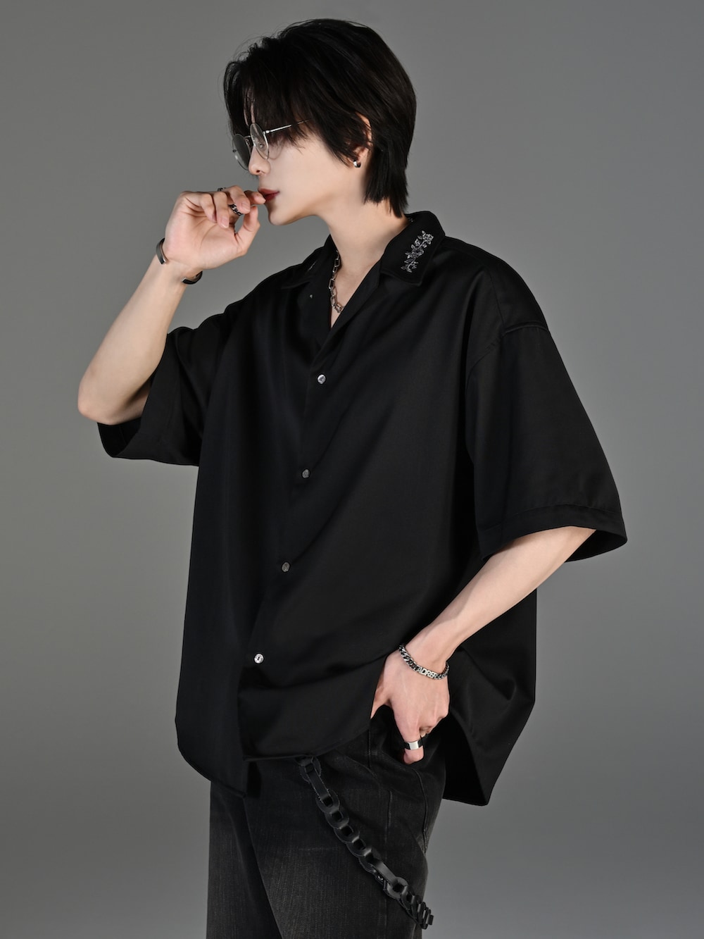 ブラック系のデニムパンツ、ブラック系のブーツ、ブラック系のシャツ/ブラウスを着用したメンズの春コーディネートの4枚目の写真