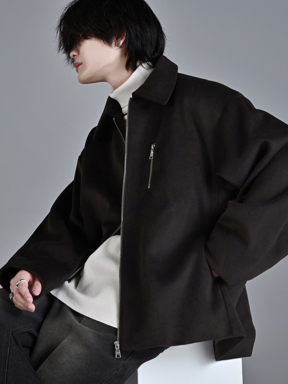 ブラック系のその他パンツ、ブラック系のブーツ、ホワイト系のニット/セーターを着用したメンズの秋コーディネートの3枚目の写真